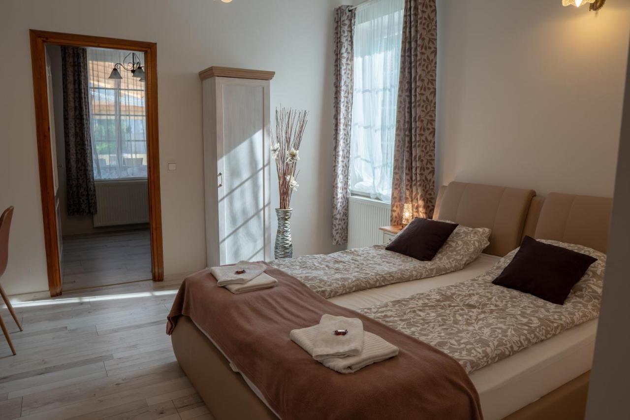 F57 - Franko Csaladi Panzio Bed and Breakfast Balatonlelle Exteriör bild