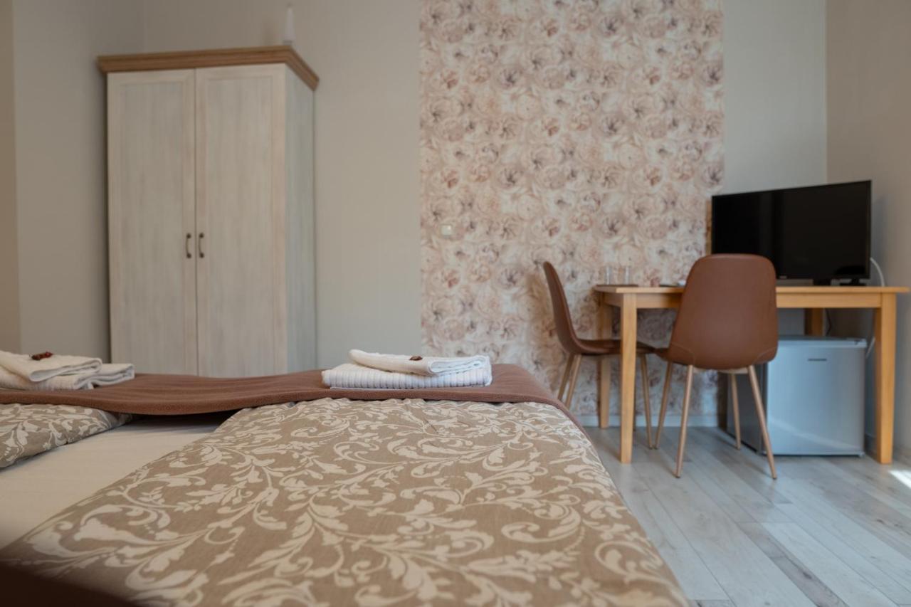 F57 - Franko Csaladi Panzio Bed and Breakfast Balatonlelle Exteriör bild