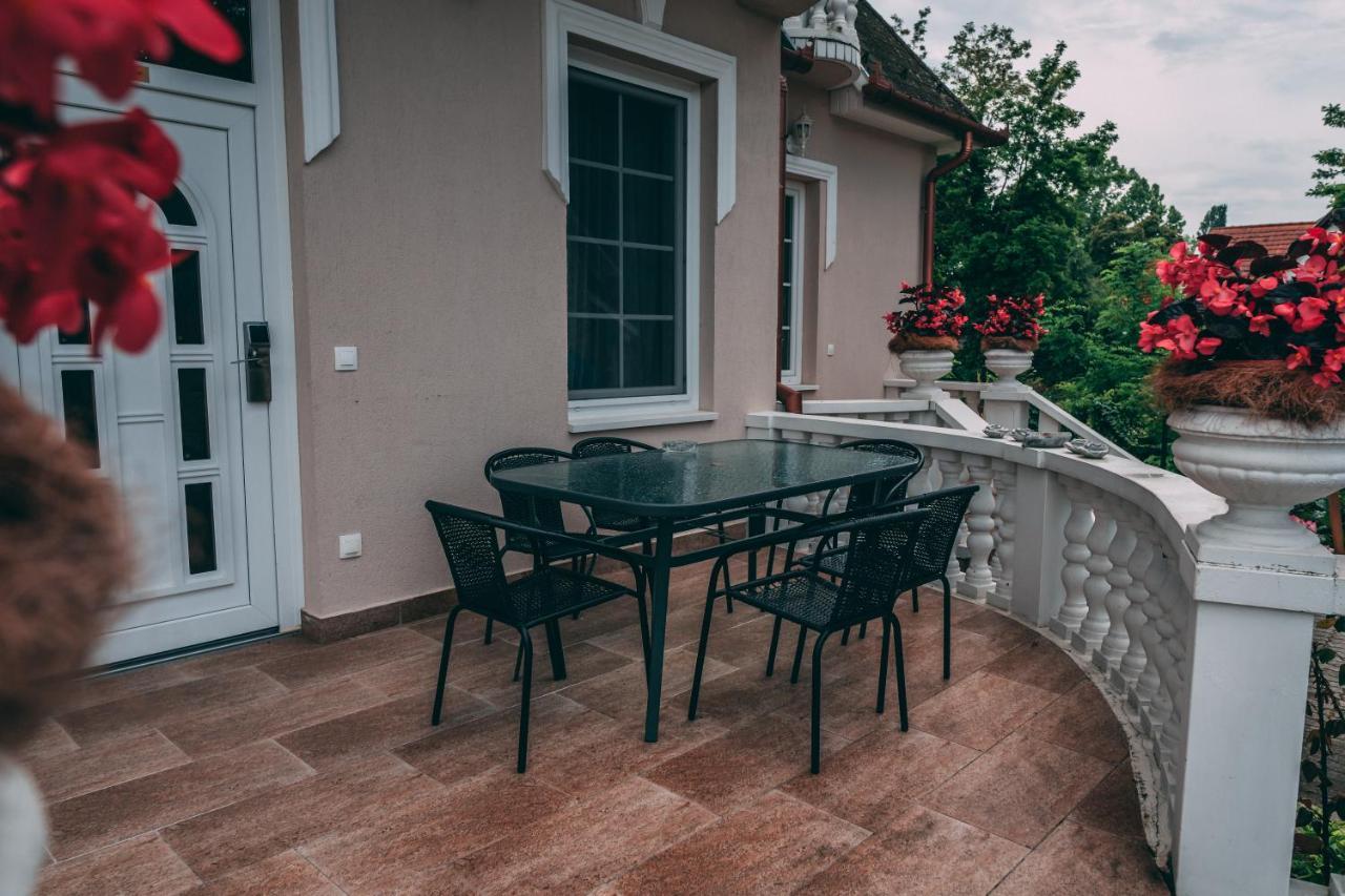 F57 - Franko Csaladi Panzio Bed and Breakfast Balatonlelle Exteriör bild