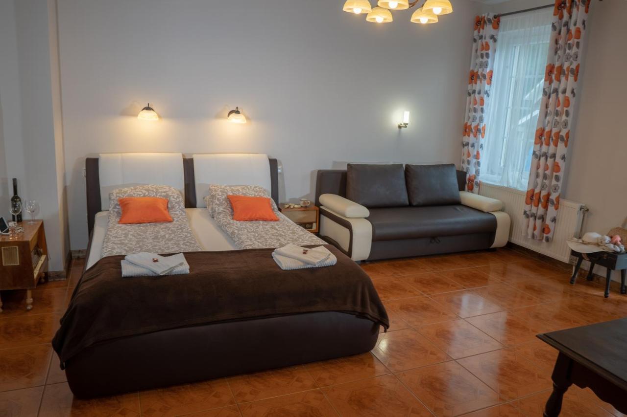 F57 - Franko Csaladi Panzio Bed and Breakfast Balatonlelle Exteriör bild