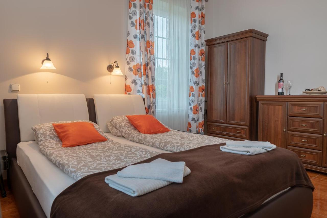F57 - Franko Csaladi Panzio Bed and Breakfast Balatonlelle Exteriör bild