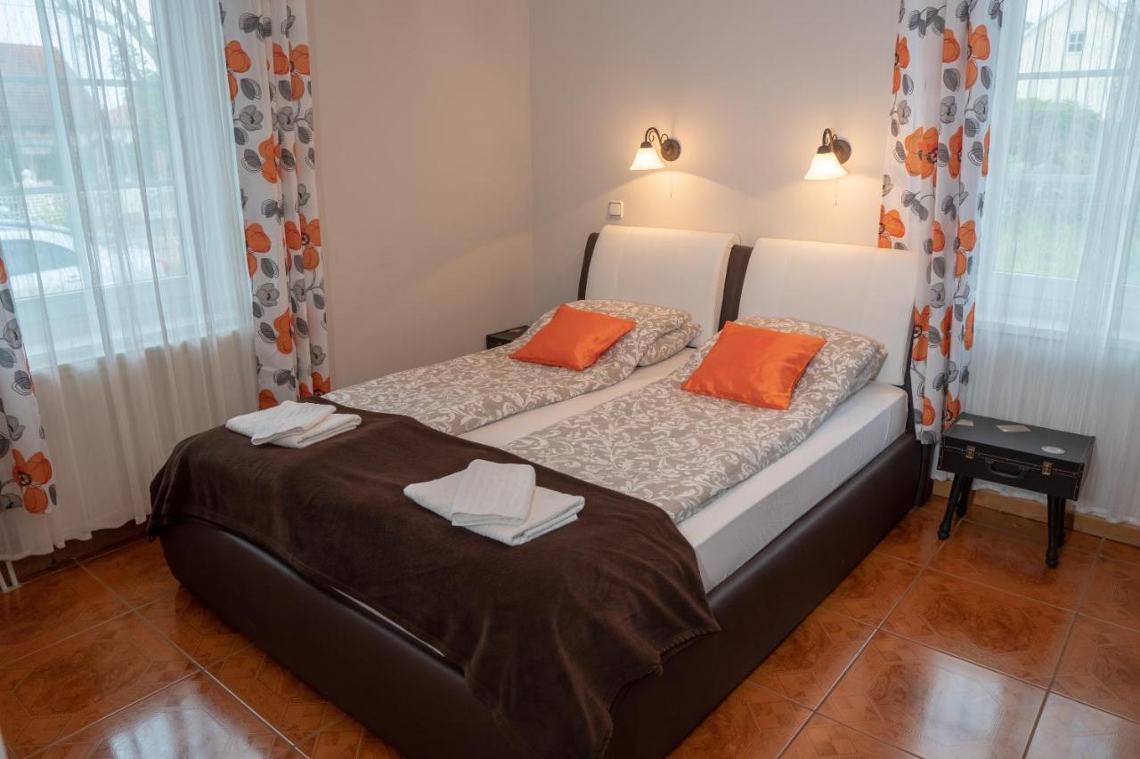 F57 - Franko Csaladi Panzio Bed and Breakfast Balatonlelle Exteriör bild