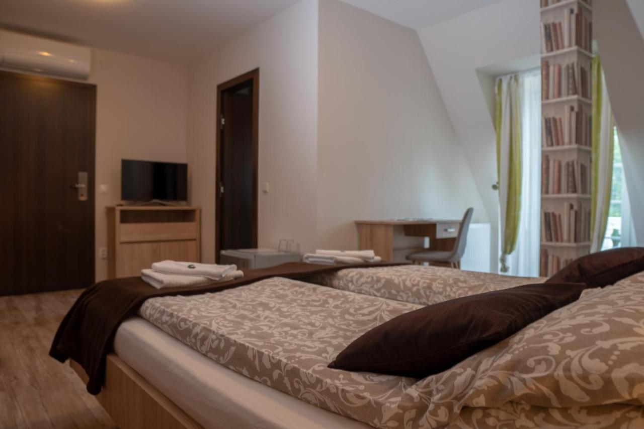 F57 - Franko Csaladi Panzio Bed and Breakfast Balatonlelle Exteriör bild