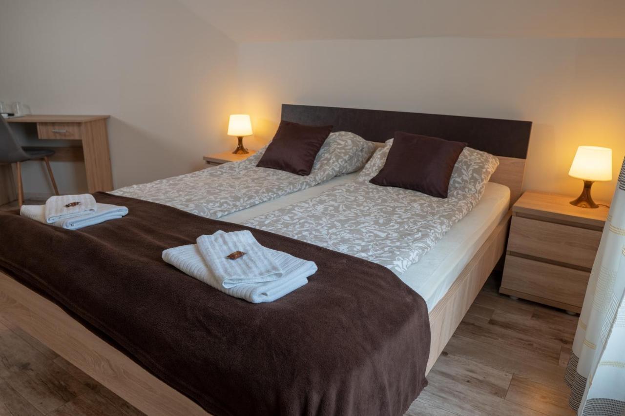 F57 - Franko Csaladi Panzio Bed and Breakfast Balatonlelle Exteriör bild