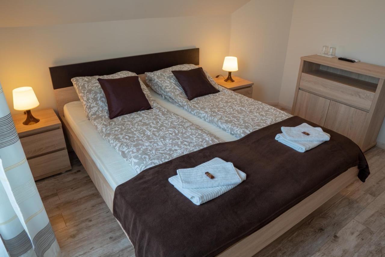 F57 - Franko Csaladi Panzio Bed and Breakfast Balatonlelle Exteriör bild