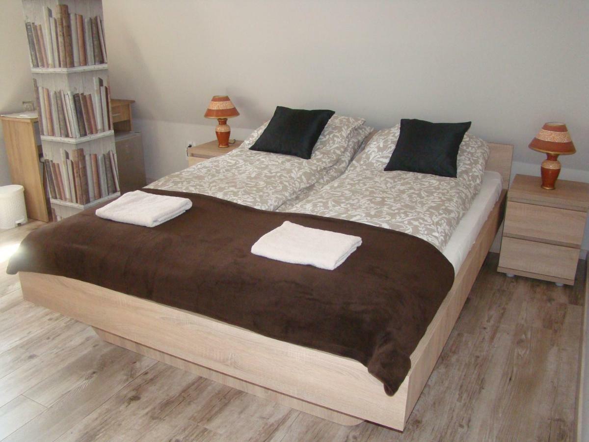 F57 - Franko Csaladi Panzio Bed and Breakfast Balatonlelle Exteriör bild